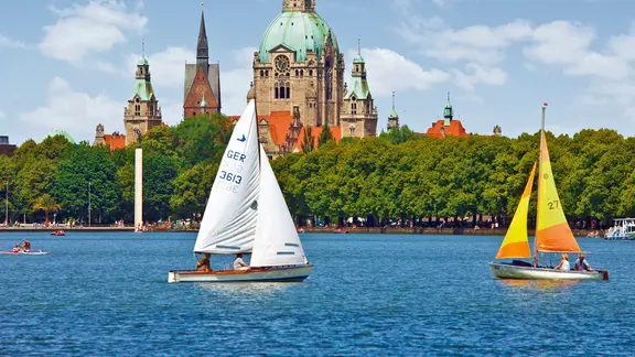 Segelboote auf dem Maschsee in Hannover | HMTG Segelboote auf dem Maschsee in Hannover