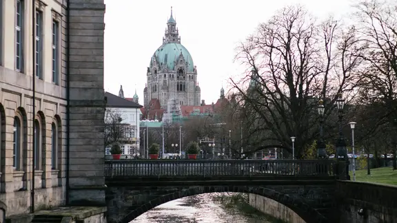 Das Neue Rathaus in Hannover, fotografiert aus Richtung des Landtages. | NDR, Julius Matuschik Das Neue Rathaus in Hannover, fotografiert aus Richtung des Landtages.