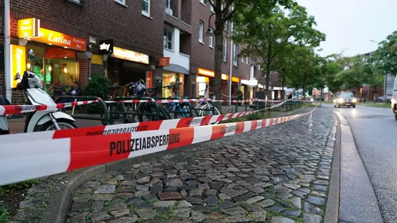 Im August bohrten sich Einbrecher durch die Decke in die Haspa. Ende 2024 endete die Klagefrist für Geschädigte. | Daniel Friederichs, Daniel Friederichs Flatterband der Polizei sperrt einen Parkplatz entlang einer Straße ab.