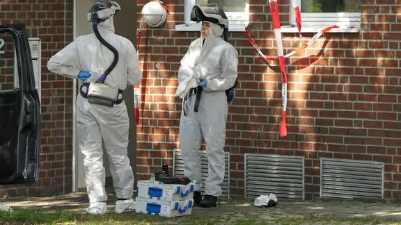 Mehr als 600 Schließfächer wurden zwischen dem 6. und 8. August 2021 in Norderstedt ausgeraubt. | Daniel Friederichs, Daniel Friederichs Die Spurensicherung untersucht einen Tatort nach einem Bankeinbruch in die HASPA-Norderstedt.