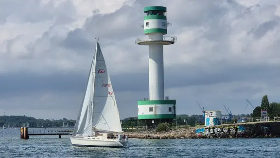 Bei der Stadt Kiel sei der Widerspruch noch nicht eingegangen, heißt es. | Christiane Rehder Am grün-weißen Friedrichsorter Leuchtturm segelt ein Boot vorbei.