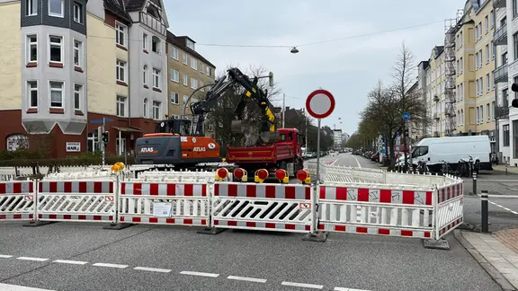 Seit dem 13. April ist die Holtenauer Straße/Ecke Hardenbergstraße wegen Bauarbeiten gesperrt. | NDR, Moritz Mayer Die Holtenauer Straße in Kiel ist gesperrt