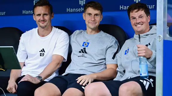 HSV-Sportdirektor Claus Costa (l.) mit den HSV-Trainern Merlin Polzin (r.) und Loic Favé