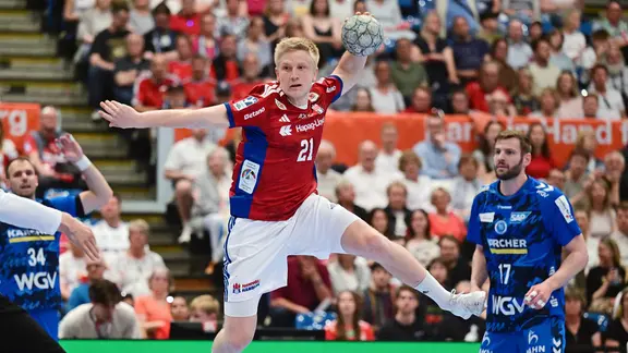 Hamburgs Frederik Bo Andersen beim Wurf