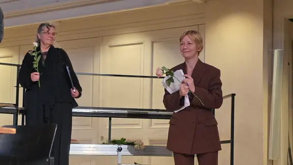 Schauspielerin Sandra Hüller auf der Bühne der Neustädter Hof- und Stadtkirche 