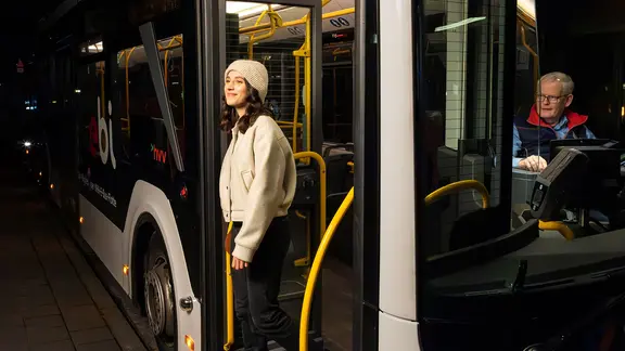 Eine junge Frau steigt aus einem Bus der Hamburger Hochbahn aus. | Hamburger Verkehrsverbund Eine junge Frau steigt aus einem Bus der Hamburger Hochbahn aus.