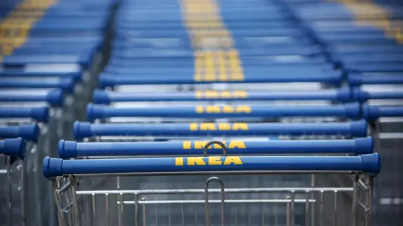 Einkaufswagen mit Ikea-Logo. | picture alliance / dpa | Fredrik von Erichsen, picture alliance / dpa | Fredrik von Erichsen Einkaufswagen mit Ikea-Logo.