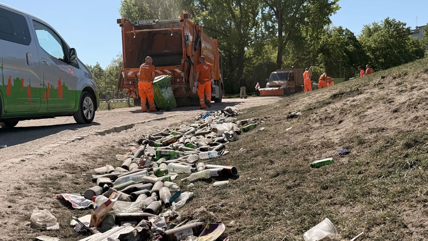 1. Mai weitgehend friedlich: Berliner Feuerwehr mit 2050 Einsätzen – BSR kämpft gegen Flut von Glasscherben