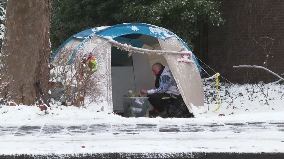 Jonny in seinem Zelt an einer Straße, mitten im Schnee. | NDR Jonny in seinem Zelt an einer Straße, mitten im Schnee.