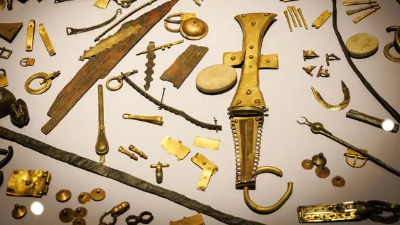 Militärische Ausrüstung (u.a. ein Nasenberg von einem Pferdegeschirr) in der Ausstellung "Verlorene Krieger - Germanen zwischen Macht und Mythos" im Varusschlacht im Osnabrücker Land Museum & Park Kalkriese