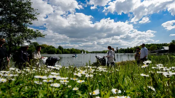 Spaziergänger am Kiessee in Göttingen, der Himmel ist blau | picture alliance/dpa | Swen Pförtner Spaziergänger am Kiessee in Göttingen, der Himmel ist blau