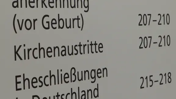 Auf einem Schild steht Kirchenaustritte und Eheschließungen. | NDR Auf einem Schild steht Kirchenaustritte und Eheschließungen.