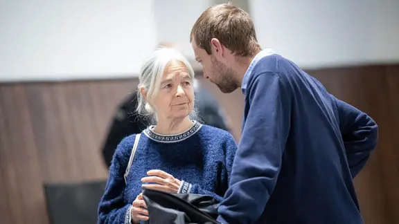 Daniela Klette steht mit ihrem Anwalt Lukas Theune im Gerichtssaal in Verden
