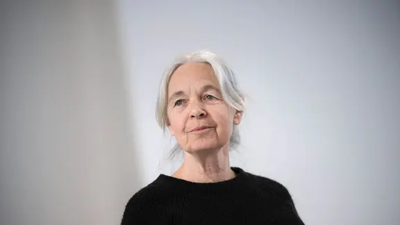 Daniela Klette steht in einem Gerichtssaal.