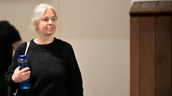 Daniela Klette betritt den provisorischen Gerichtssaal des Landgerichts Verden.