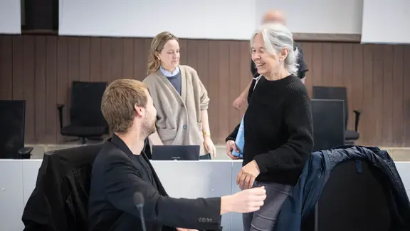 Daniela Klette steht neben einem ihrer Anwälte im Gerichtssaal.