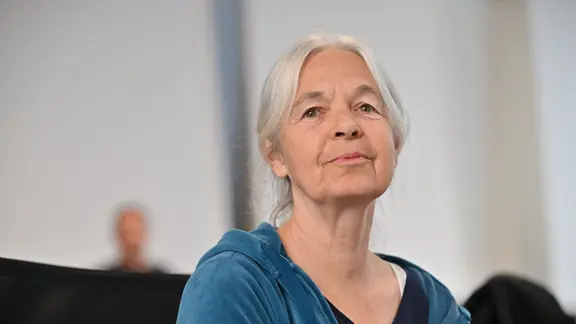 Die Angeklagte Daniela Klette sitzt in dem provisorischen Gerichtssaal des Landgerichts Verden in Verden-Eitze. | dpa-Bildfunk, Sina Schuldt Die Angeklagte Daniela Klette sitzt in dem provisorischen Gerichtssaal des Landgerichts Verden in Verden-Eitze.