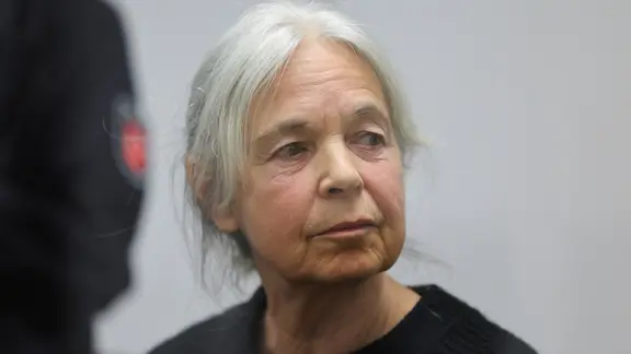 Daniela Klette sitzt im Oberlandesgericht Celle im Gerichtssaal.