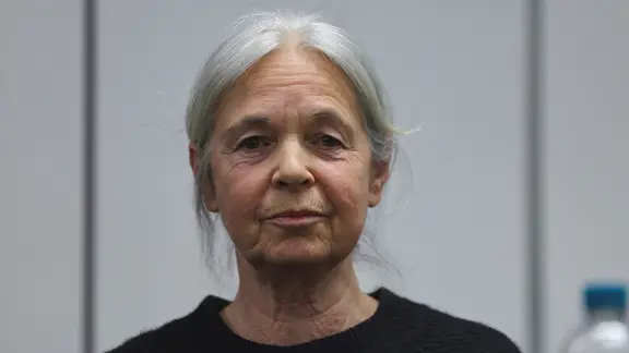 Daniela Klette steht im Oberlandesgericht Celle im Gerichtssaal.