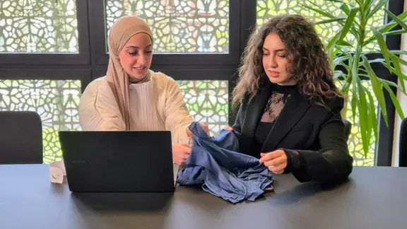 Büsra Sayed sitzt an einem Tisch neben einer Freundin, vor ihnen ein Laptop. | NDR Büsra Sayed sitzt an einem Tisch neben einer Freundin, vor ihnen ein Laptop.