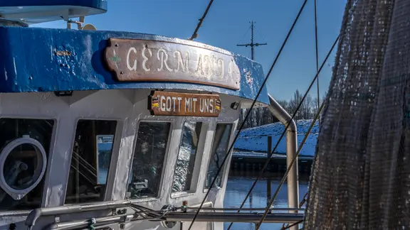 Der Krabbenkutter Germania liegt im historischen Fischereihafen von Greetsiel. | picture alliance/Jochen Tack Der Krabbenkutter Germania liegt im historischen Fischereihafen von Greetsiel.