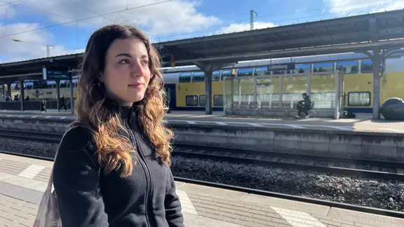 Lina Melis ist auf den Regionalzug angewiesen: Nur so kommt sie von Lüneburg zur Berufsschule nach Hannover. | Marlene Leinkauf, NDR Lina Melis steht am Lüneburger Bahnhof am Bahnsteig.