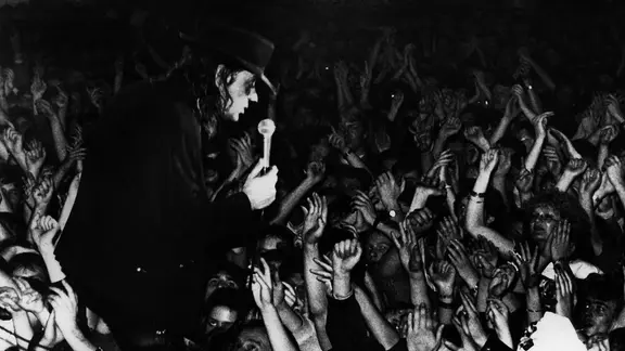 Rockmusiker Udo Jürgens am Bühnenrand umringt von begeisterten Fans während seines Konzertes in Suhl am 6. Januar 1990, Auftakt seiner Tournee in der DDR. | picture-alliance / Carl Eberth , Carl Eberth Rockmusiker Udo Jürgens am Bühnenrand umringt von begeisterten Fans während seines Konzertes in Suhl am 6. Januar 1990, Auftakt seiner Tournee in der DDR.