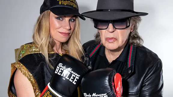 Natalie Zimmermann und Udo Lindenberg stehen dicht nebeneinander und heben jeweils eine Faust, die in einem Boxhandschuh steckt. | picture alliance/dpa/Tine Acke | Tine Acke Natalie Zimmermann und Udo Lindenberg stehen dicht nebeneinander und heben jeweils eine Faust, die in einem Boxhandschuh steckt.
