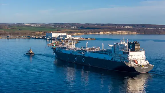 Ein großes LNG-Spezialschiff wird von Schleppern zum Hafen von Mukran begleitet. | Deutsche ReGas, Christian Morgenstern Ein großes LNG-Spezialschiff wird von Schleppern zum Hafen von Mukran begleitet.