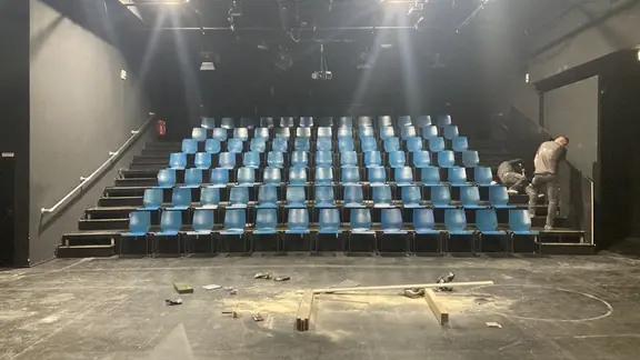 Kleine Bauarbeiten im Vorfeld der Interimsbespielung am LOT-Theater Braunschweig. | Janek Wiechers / NDR Kleine Bauarbeiten in einem kleinen Theatersaal mit vielen blauen Stühlen.