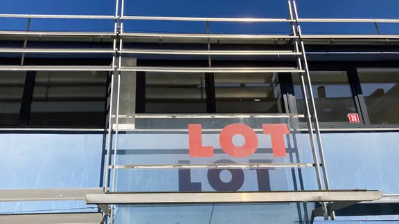 Noch hängt der Schriftzug am Eingang des Theaters - doch der Name "LOT" wird weichen müssen | NDR, Janek Wiechers Außenansicht des ehemaligen LOT-Theaters in Braunschweig: Die Fassade des modernen Gebäudes wird von der Sonne angestrahlt.