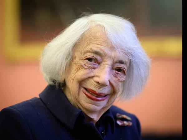 ARCHIV - 26.02.2025, Berlin: Margot Friedländer, Holocaust-Überlebende und Ehrenbürgerin von Berlin, sitzt vor der Verleihung der Würde einer Ehrenbürgerin von Berlin durch den Regierenden Bürgermeister an die Verlegerin Friede Springer im Festsaal des Roten Rathauses. (zu dpa: «Margot Friedländer wird beigesetzt») Foto: Bernd von Jutrczenka/dpa +++ dpa-Bildfunk +++