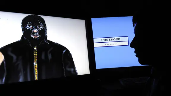 Ein Schattenriss vor einem Computerbildschirm mit einer fiktiven Eingabemaske für ein Passwort sowie eine Phantombildzeichnung des sogenannten "Maskenmanns". | dpa - Bildfunk, David Hecker Ein Schattenriss vor einem Computerbildschirm mit einer fiktiven Eingabemaske für ein Passwort sowie eine Phantombildzeichnung des sogenannten "Maskenmanns".