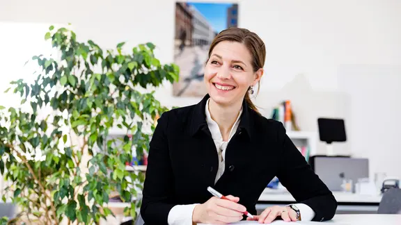 Susanne Menzel-Riedl, Uni-Präsidentin in Osnabrück, sitzt an einem Schreibtisch. | Simone Reukauf Fotografie / Universität Osnabrück Susanne Menzel-Riedl, Uni-Präsidentin in Osnabrück, sitzt an einem Schreibtisch.