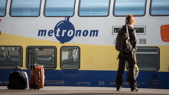 Ein Metronom-Zug steht an einem Bahnsteig. 
