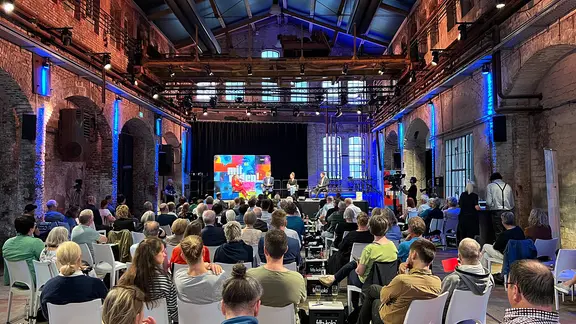 Publikum in der Lübecker Kulturwerft Gollan bei "Mitreden!"