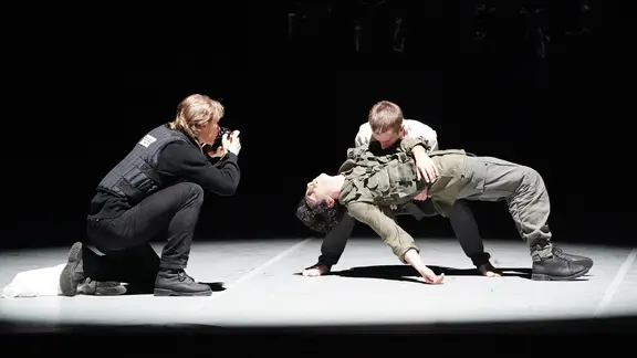 Szene aus dem Ballett "Dona Nobis Pacem" von John Neumeier auf der Bühne der Hamburgischen Staatsoper. | dpa, Marcus Brandt Szene aus dem Ballett "Dona Nobis Pacem" von John Neumeier auf der Bühne der Hamburgischen Staatsoper.