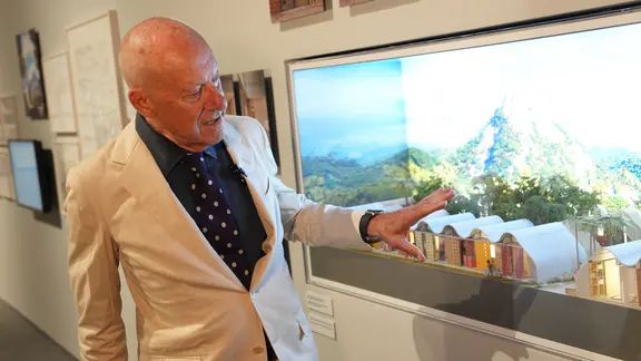 Norman Foster steht vor einem Bild | picture alliance / ZUMAPRESS.com | Duilio Piaggesi, Duilio Piaggesi Norman Foster steht vor einem Bild