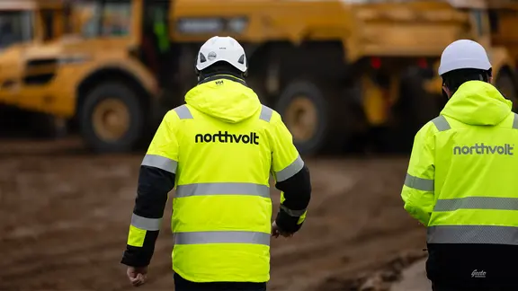 Zwei Mitarbeiter der Firma Nothvolt gehen über eine Baustelle im Kreis Dithmarschen. | picture alliance/dpa, Frank Molter Zwei Mitarbeiter der Firma Nothvolt gehen über eine Baustelle im Kreis Dithmarschen.