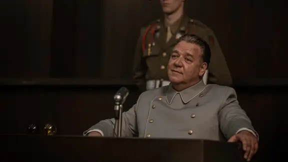 Szene aus dem Film "Nürnberg": Russel Crowe als Hermann Göring auf der Anklagebank