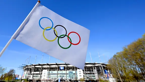 Die olympische Fahne vor dem Volksparkstadion in Hamburg | Witters Die olympische Fahne vor dem Volksparkstadion in Hamburg