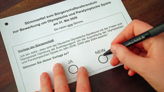 Eine Frau kreuzt auf einem Stimmzettel zum Referendum über die Olympia-Bewerbung Hamburgs «NEIN» an. | picture alliance/dpa | Gregor Fischer Eine Frau kreuzt auf einem Stimmzettel zum Referendum über die Olympia-Bewerbung Hamburgs «NEIN» an.