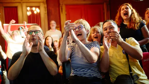 Olympia-Gegner jubeln nach erfolgreicher Abstimmung. | Gregor Fischer/dpa Olympia-Gegner jubeln nach erfolgreicher Abstimmung.
