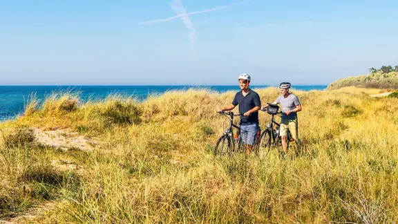 Zwei Radfahrer an der Ostseeküste bei Graal-Müritz. | TMV, Andreas Süß Zwei Radfahrer an der Ostseeküste bei Graal-Müritz.