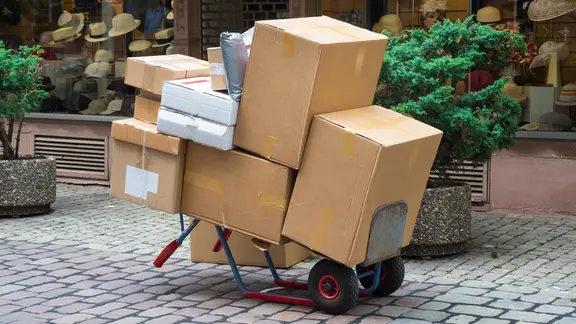 Verschieden große Pakete auf einer Sackkarre. | fotolia, Uwe Bumann Verschieden große Pakete auf einer Sackkarre.