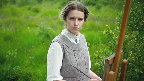 Die Malerin Paula Modersohn-Becker (Katharina Stark) in Worpswede (Spielszene) | © Kinescope Film/Janne Ebel 2025 Die Malerin Paula Modersohn-Becker beim Malen
