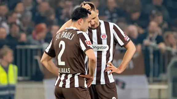 St. Paulis Spieler Manolis Saliakas (l.) und Karol Mets stehen zusammen.
