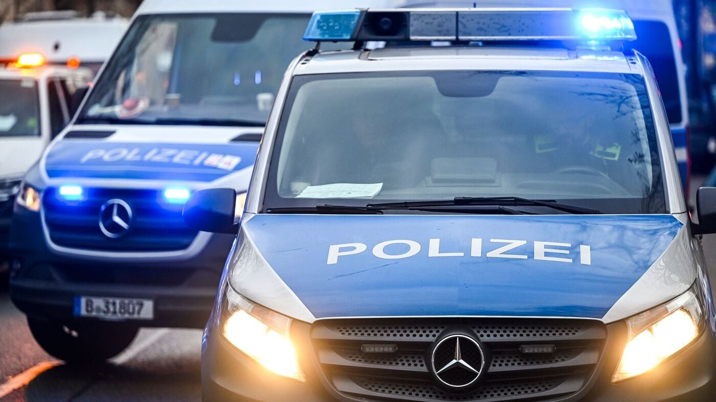Jahrestag des Kriegsendes: Vermummte protestieren am Bundesrat gegen Abschiebungen