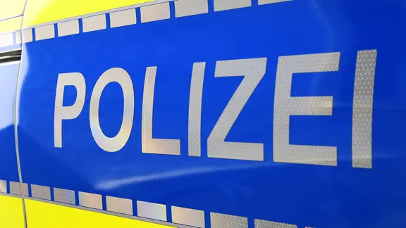 Tür eines Polizeiautos. Auf einem Feld nahe dem Weserufer in Grohnde (Emmerthal) wurden Knochen gefunden. | Colourbox Tür eines Polizeiautos. Auf einem Feld nahe dem Weserufer in Grohnde (Emmerthal) wurden Knochen gefunden.