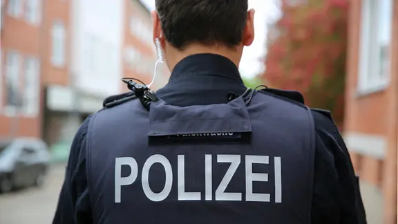 Die Polizei hat am Mittwoch einen mutmaßlichen Einbrecher festgenommen. Er sitzt nun in U-Haft. | NDR, Pavel Stoyan Schriftzug Polizei steht auf dem Rücken an der Uniform eines Polizisten.